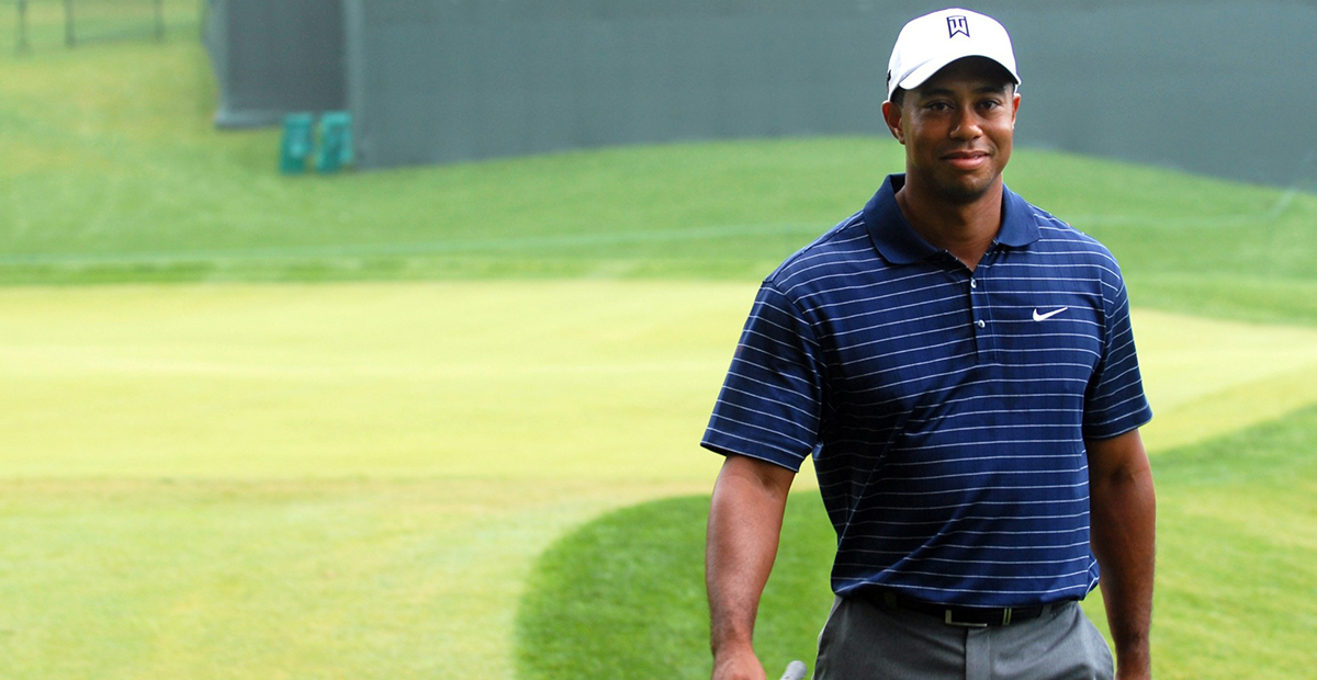 Doggy uslubida rus semiz ayolning mushuki